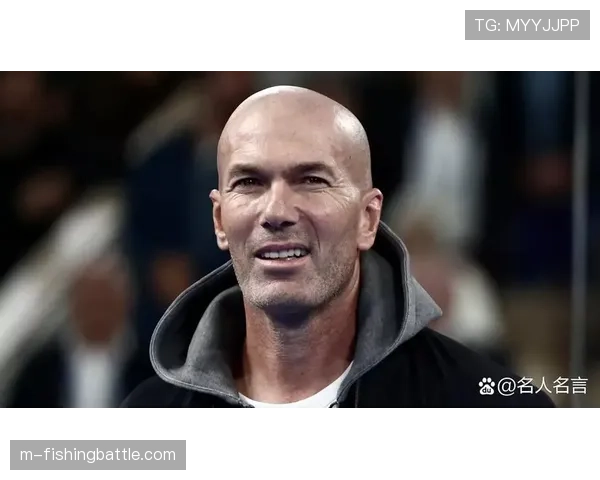 欧足联教练大使齐达内访问马德里足球学院，指导青少年训练